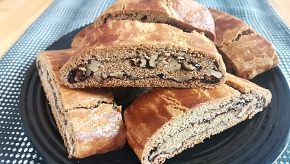 Sakrajda - perníkový závin s povidly a ořechy