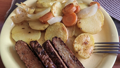 Tempeh s pečeným bramborem a mrkví