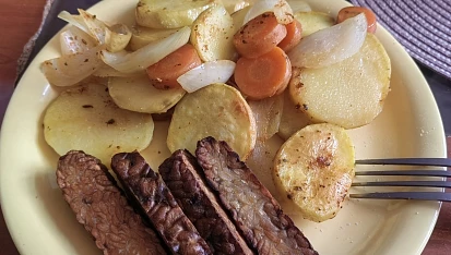 Tempeh s pečeným bramborem a mrkví