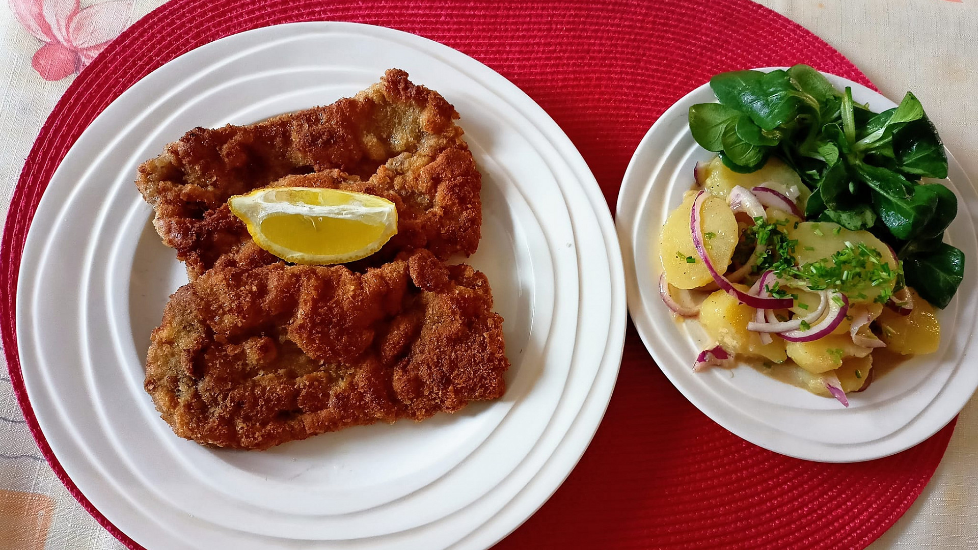 Vídeňský telecí řízek a vídeňský bramborový salát