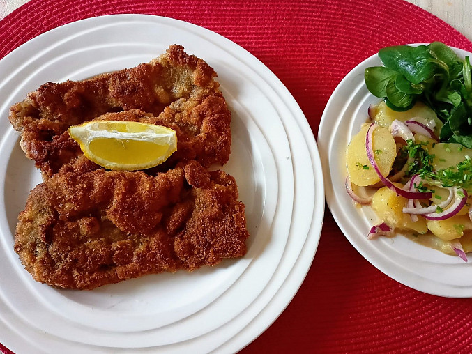 Vídeňský telecí řízek a vídeňský bramborový salát, Vídeňský řízek s vídeňským salátem