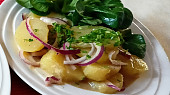 Vídeňský telecí řízek a vídeňský bramborový salát