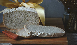 Bezlepkový světlý chléb z domácí pekárny