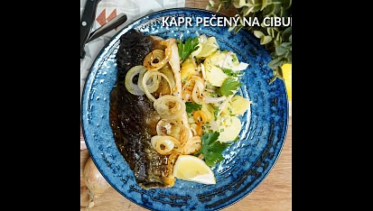 Kapr pečený na cibuli