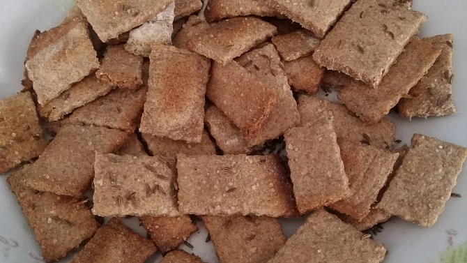 Křupavé celozrnné krekry z kvásku