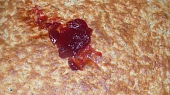 Jablečný koláč s rybízovou marmeládou