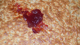 Jablečný koláč s rybízovou marmeládou