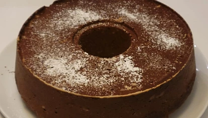 Ořechová bábovka, Dala jsem tam trochu čokolády, proto ta barva. Tvar je způsoben kanadskou formou - hezké bábovkové formy tu nejsou.