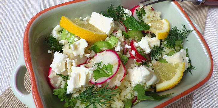 Salát z bulguru s bylinkami a sýrem feta