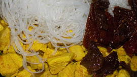 Skleněné nudle s kuřecím masem