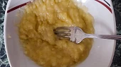 Banánové muffinky s čokoládou, Banán rozmačkáme vidličkou na kašičku.