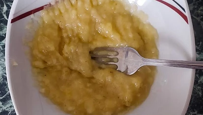 Banánové muffinky s čokoládou, Banán rozmačkáme vidličkou na kašičku.