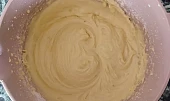 Banánové muffinky s čokoládou, Změklou Heru nakrájíme na kousky a vyšleháme s krupicovým cukrem. Přidáme vajíčka, mléko, špetku soli a rozmačkaný banán. Vyšleháme. Do mouky vmícháme prášek do pečiva. Mouku s práškem do pečiva přidáme do vyšlehané směsi a znovu šleháme, dokud nemáme hez