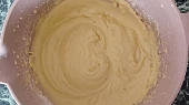 Banánové muffinky s čokoládou, Změklou Heru nakrájíme na kousky a vyšleháme s krupicovým cukrem. Přidáme vajíčka, mléko, špetku soli a rozmačkaný banán. Vyšleháme. Do mouky vmícháme prášek do pečiva. Mouku s práškem do pečiva přidáme do vyšlehané směsi a znovu šleháme, dokud nemáme hez