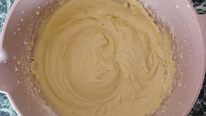 Banánové muffinky s čokoládou, Změklou Heru nakrájíme na kousky a vyšleháme s krupicovým cukrem. Přidáme vajíčka, mléko, špetku soli a rozmačkaný banán. Vyšleháme. Do mouky vmícháme prášek do pečiva. Mouku s práškem do pečiva přidáme do vyšlehané směsi a znovu šleháme, dokud nemáme hez