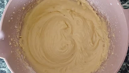 Banánové muffinky s čokoládou, Změklou Heru nakrájíme na kousky a vyšleháme s krupicovým cukrem. Přidáme vajíčka, mléko, špetku soli a rozmačkaný banán. Vyšleháme. Do mouky vmícháme prášek do pečiva. Mouku s práškem do pečiva přidáme do vyšlehané směsi a znovu šleháme, dokud nemáme hez