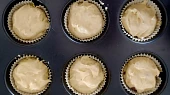 Banánové muffinky s čokoládou, Připravíme si formu na muffiny, do které dáme košíčky na muffiny. Na dno košíčku dáme trošku těsta. Doprostřed těsta dáme trochu nasekané čokolády nebo čokoládových čoček. Na čokoládu dáme další vrstvu těsta. Košíček by měl být naplněný cca do 3/4.