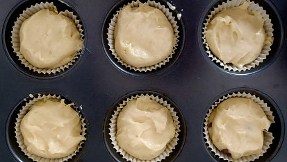 Banánové muffinky s čokoládou, Připravíme si formu na muffiny, do které dáme košíčky na muffiny. Na dno košíčku dáme trošku těsta. Doprostřed těsta dáme trochu nasekané čokolády nebo čokoládových čoček. Na čokoládu dáme další vrstvu těsta. Košíček by měl být naplněný cca do 3/4.