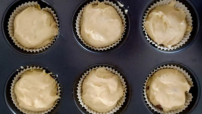 Banánové muffinky s čokoládou, Připravíme si formu na muffiny, do které dáme košíčky na muffiny. Na dno košíčku dáme trošku těsta. Doprostřed těsta dáme trochu nasekané čokolády nebo čokoládových čoček. Na čokoládu dáme další vrstvu těsta. Košíček by měl být naplněný cca do 3/4.