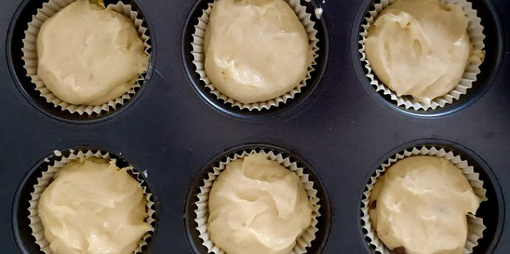 Banánové muffinky s čokoládou (Připravíme si formu na muffiny, do které dáme…)