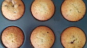 Banánové muffinky s čokoládou (Pečeme na 170 °C na horní i spodní ohřev cca 20 minut. Špejlí zkontrolujeme, jestli jsou muffiny dobře upečené.)