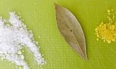 Čočka nakyselo s vejcem nebo párkem, Čočku scedíme a napustíme čistou vodu. Přidáme bobkový list, 3/4 lžičky soli a trošku vegety. Vaříme 15 minut.