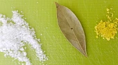 Čočka nakyselo s vejcem nebo párkem, Čočku scedíme a napustíme čistou vodu. Přidáme bobkový list, 3/4 lžičky soli a trošku vegety. Vaříme 15 minut.