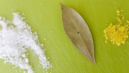 Čočka nakyselo s vejcem nebo párkem, Čočku scedíme a napustíme čistou vodu. Přidáme bobkový list, 3/4 lžičky soli a trošku vegety. Vaříme 15 minut.