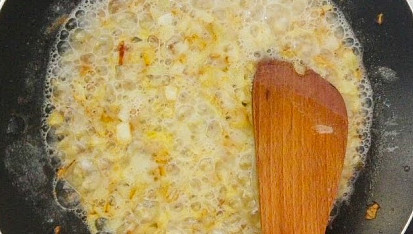 Čočka nakyselo s vejcem nebo párkem, Mezitím uděláme cibulovou jíšku. Cibuli nakrájíme na kostičky a smažíme na sádle. Když je cibule nazlátlá, přidáme hladkou mouku a smažíme za stálého míchání, dokud nemáme hezkou jíšku.