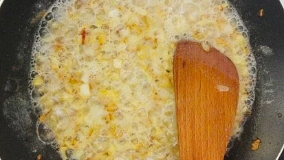 Čočka nakyselo s vejcem nebo párkem, Mezitím uděláme cibulovou jíšku. Cibuli nakrájíme na kostičky a smažíme na sádle. Když je cibule nazlátlá, přidáme hladkou mouku a smažíme za stálého míchání, dokud nemáme hezkou jíšku.