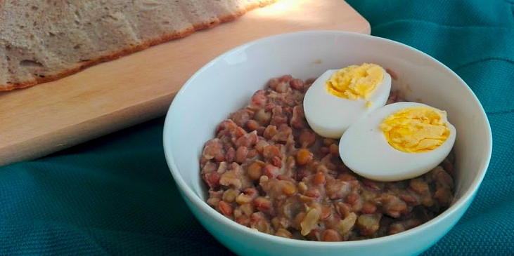 Čočka nakyselo s vejcem nebo párkem (Jíšku přidáme do čočky a povaříme cca 5 minut.…)