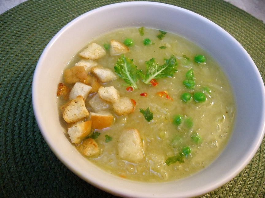 Kedlubnová polévka s košťálem brokolice