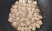 Noky s kuřecím masem a smetanovo-sýrovou omáčkou (Kuřecí prsíčka očistíme a nakrájíme na malé kousky. Na pánvi wok nebo v hrnci rozpálíme trochu oleje, na kterém orestujeme maso. Osolíme a trochu opepříme.)