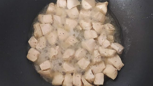 Kuřecí prsíčka očistíme a nakrájíme na malé kousky. Na pánvi wok nebo v hrnci rozpálíme trochu oleje, na kterém orestujeme maso. Osolíme a trochu opepříme.
