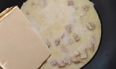 Noky s kuřecím masem a smetanovo-sýrovou omáčkou, Když se maso zatáhne, vlijeme smetanu. Přidáme tavený sýr. Trochu ho rozdělíme vařečkou a necháme rozpustit (cca 10 minut). Omáčku můžeme zahustit troškou strouhaného sýra (podle potřeby).