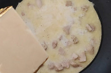 Když se maso zatáhne, vlijeme smetanu. Přidáme tavený sýr. Trochu ho rozdělíme vařečkou a necháme rozpustit (cca 10 minut). Omáčku můžeme zahustit troškou strouhaného sýra (podle potřeby).