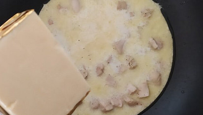 Noky s kuřecím masem a smetanovo-sýrovou omáčkou, Když se maso zatáhne, vlijeme smetanu. Přidáme tavený sýr. Trochu ho rozdělíme vařečkou a necháme rozpustit (cca 10 minut). Omáčku můžeme zahustit troškou strouhaného sýra (podle potřeby).