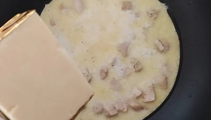 Noky s kuřecím masem a smetanovo-sýrovou omáčkou, Když se maso zatáhne, vlijeme smetanu. Přidáme tavený sýr. Trochu ho rozdělíme vařečkou a necháme rozpustit (cca 10 minut). Omáčku můžeme zahustit troškou strouhaného sýra (podle potřeby).