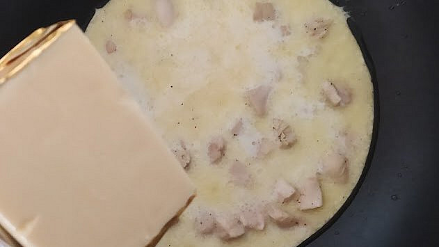 Když se maso zatáhne, vlijeme smetanu. Přidáme tavený sýr. Trochu ho rozdělíme vařečkou a necháme rozpustit (cca 10 minut). Omáčku můžeme zahustit troškou strouhaného sýra (podle potřeby).
