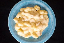 V hrnci uvaříme noky podle návodu. Noky smícháme s omáčkou a podáváme.