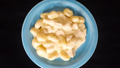 Noky s kuřecím masem a smetanovo-sýrovou omáčkou, V hrnci uvaříme noky podle návodu. Noky smícháme s omáčkou a podáváme.