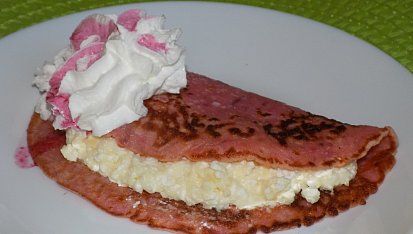 Palačinky z červené řepy s tvarohovou náplní