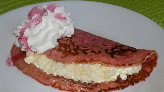 Palačinky z červené řepy s tvarohovou náplní