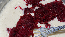 Palačinky z červené řepy s tvarohovou náplní