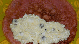 Palačinky z červené řepy s tvarohovou náplní