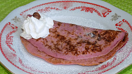 Palačinky z červené řepy s tvarohovou náplní