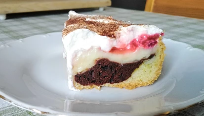 Propadlá pudinková buchta s jahodami