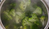 Zapečené těstoviny s kuřecím masem, brokolicí, smetanou a sýrem, Brokolici si rozdělíme na kousky a dáme vařit, dokud brokolice nezměkne (asi 10 - 15 minut).