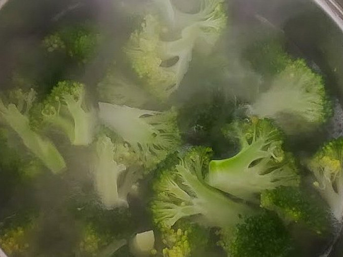 Zapečené těstoviny s kuřecím masem, brokolicí, smetanou a sýrem, Brokolici si rozdělíme na kousky a dáme vařit, dokud brokolice nezměkne (asi 10 - 15 minut).