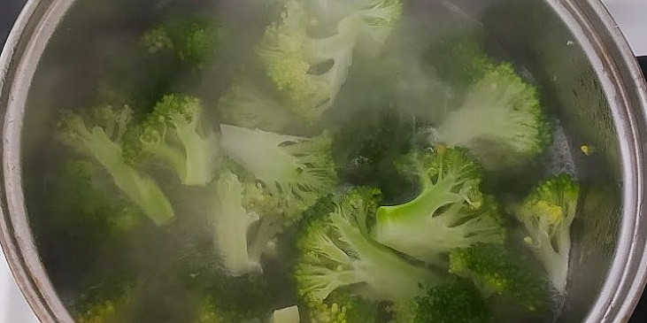 Brokolici si rozdělíme na kousky a dáme vařit, dokud brokolice nezměkne (asi 10 - 15 minut).